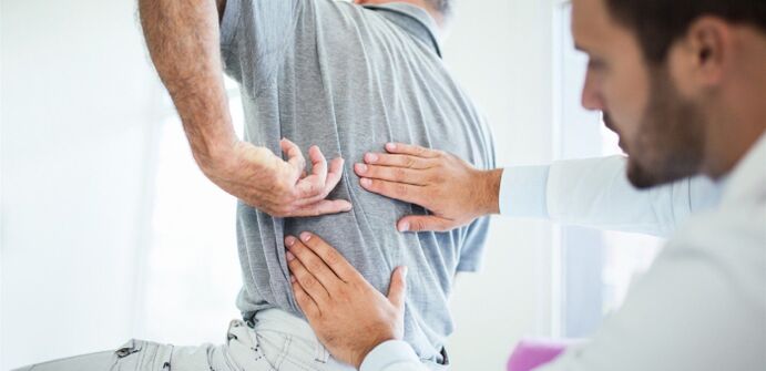 Khám chẩn đoán bệnh nhân có triệu chứng hoại tử xương cột sống thắt lưng