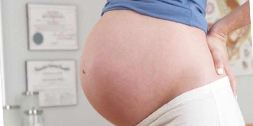 Khi mang thai, phụ nữ thường bị đau lưng ở vùng thắt lưng. 