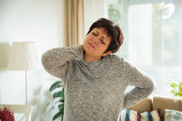 một phụ nữ bị thoái hóa đốt sống cổ