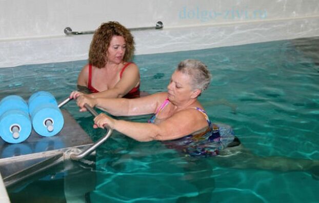 bơi lội là cách ngăn ngừa bệnh hoại tử xương cổ tử cung