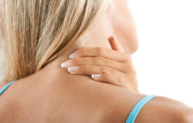 đau nhức ở một nửa đầu và cổ, một trong những triệu chứng của bệnh hoại tử xương cổ tử cung